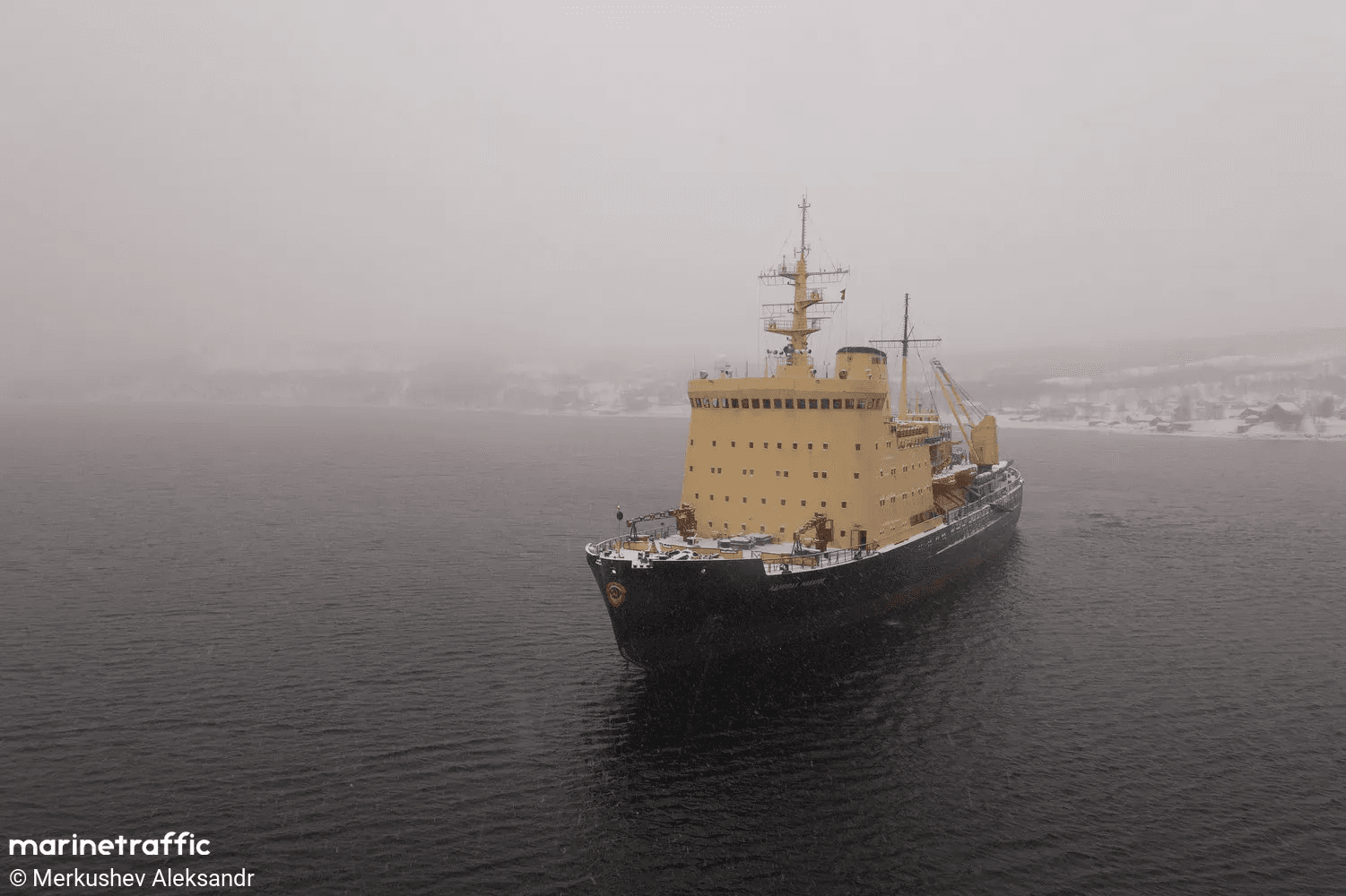 Buque rompehielos ADMIRAL MAKAROV incendiado en Rusia