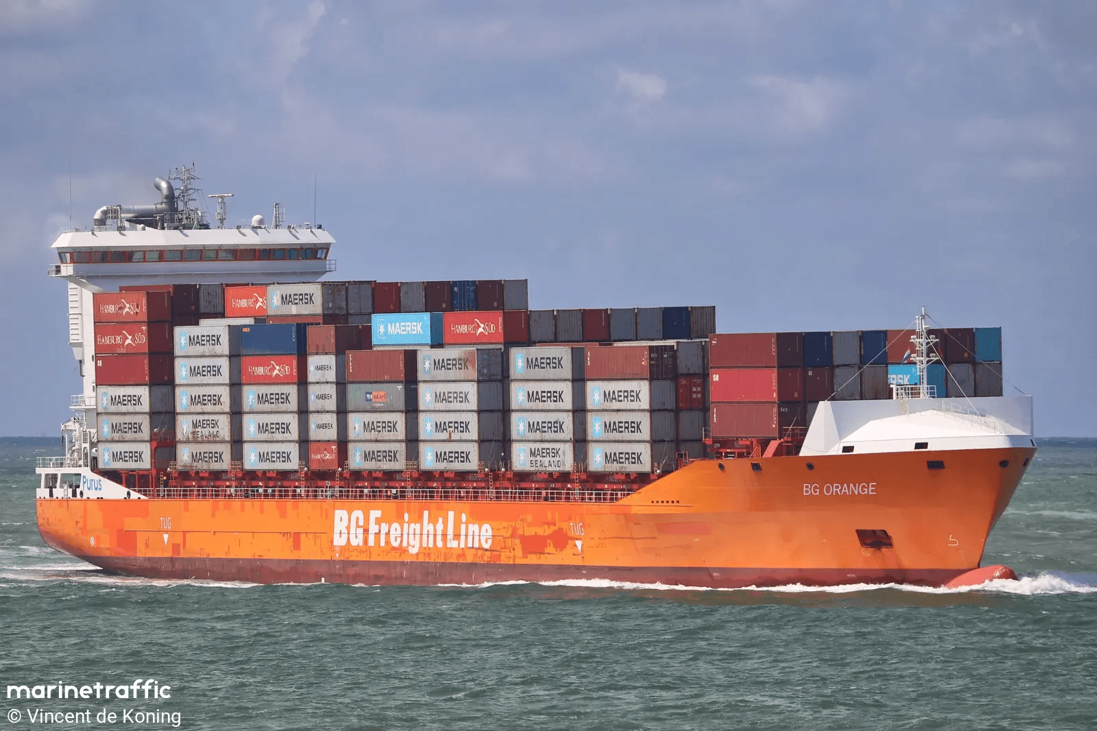 Dois navios colidiram em porto do Reino Unido, um ferido.