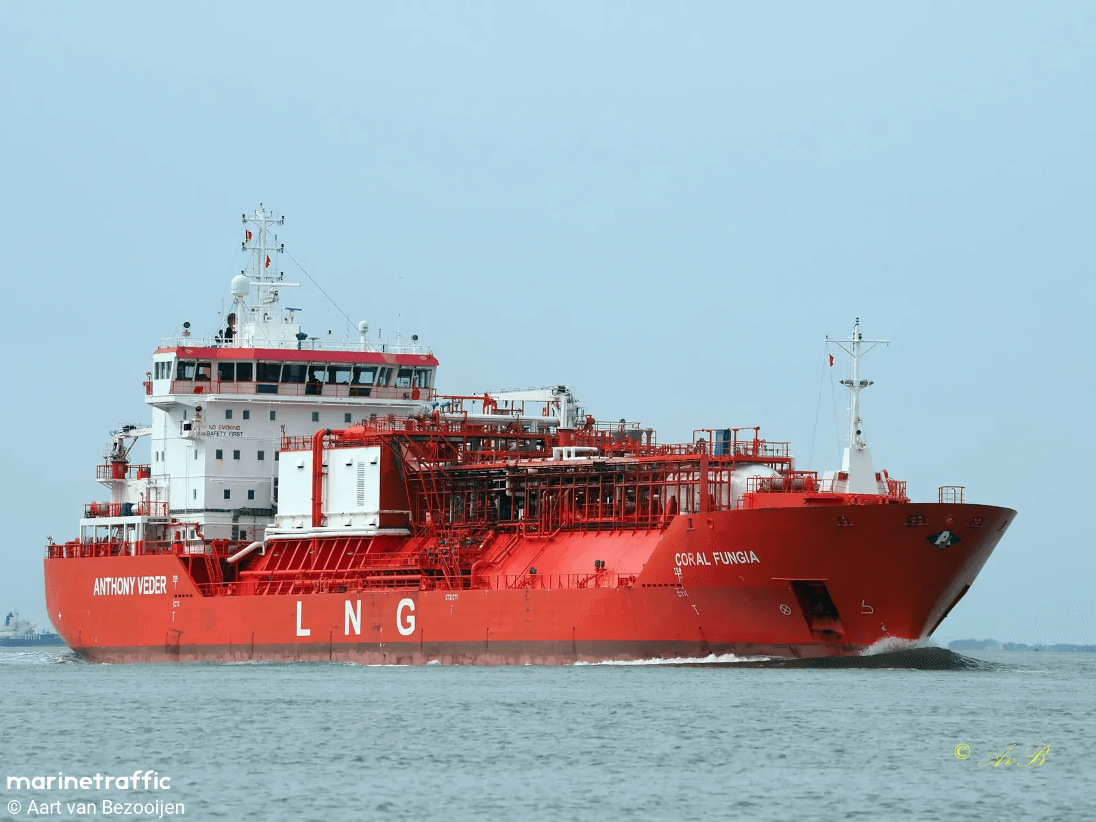Vessel CORAL FUNGIA collided with inland vessel.