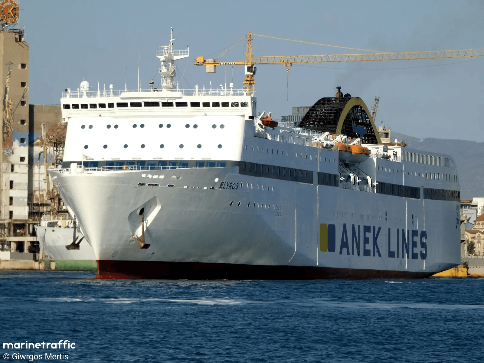 Navio ELYROS colidiu com navio de carga na Grécia.