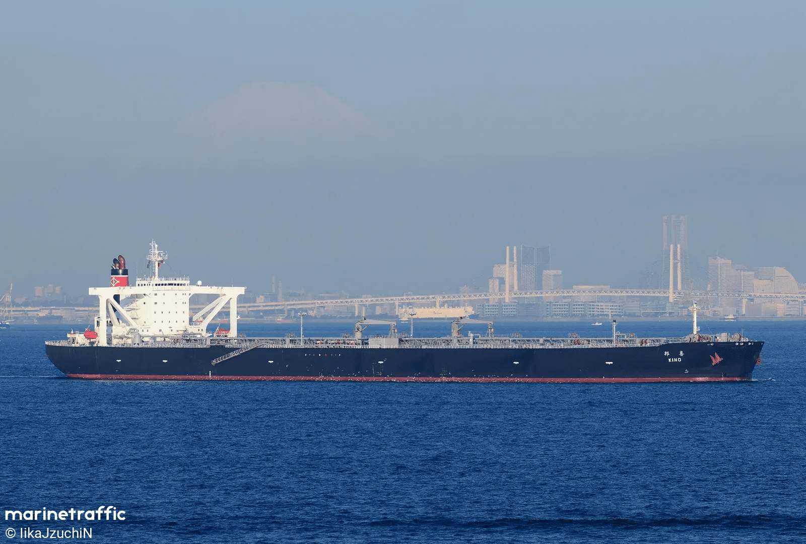 Petroleiro KIKU no Estreito de Ormuz por projétil desconhecido.