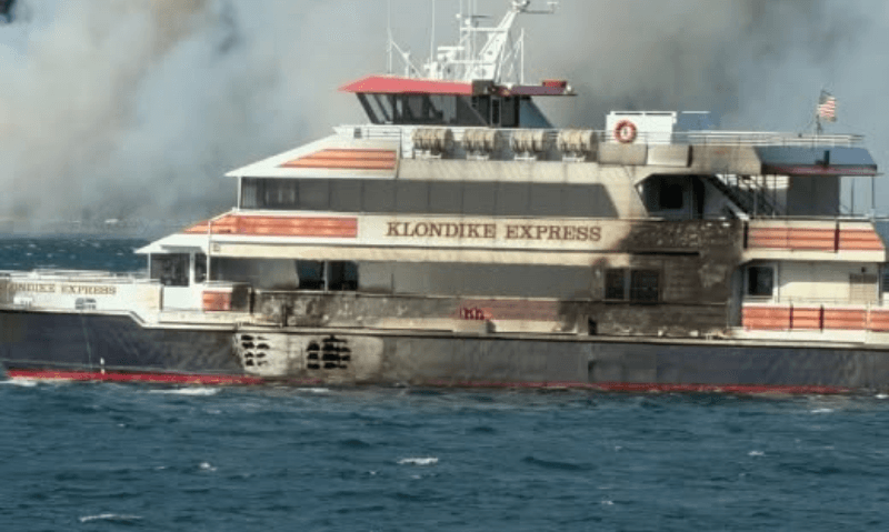 Buque KLONDIKE EXPRESS dañado por incendio en Alaska.