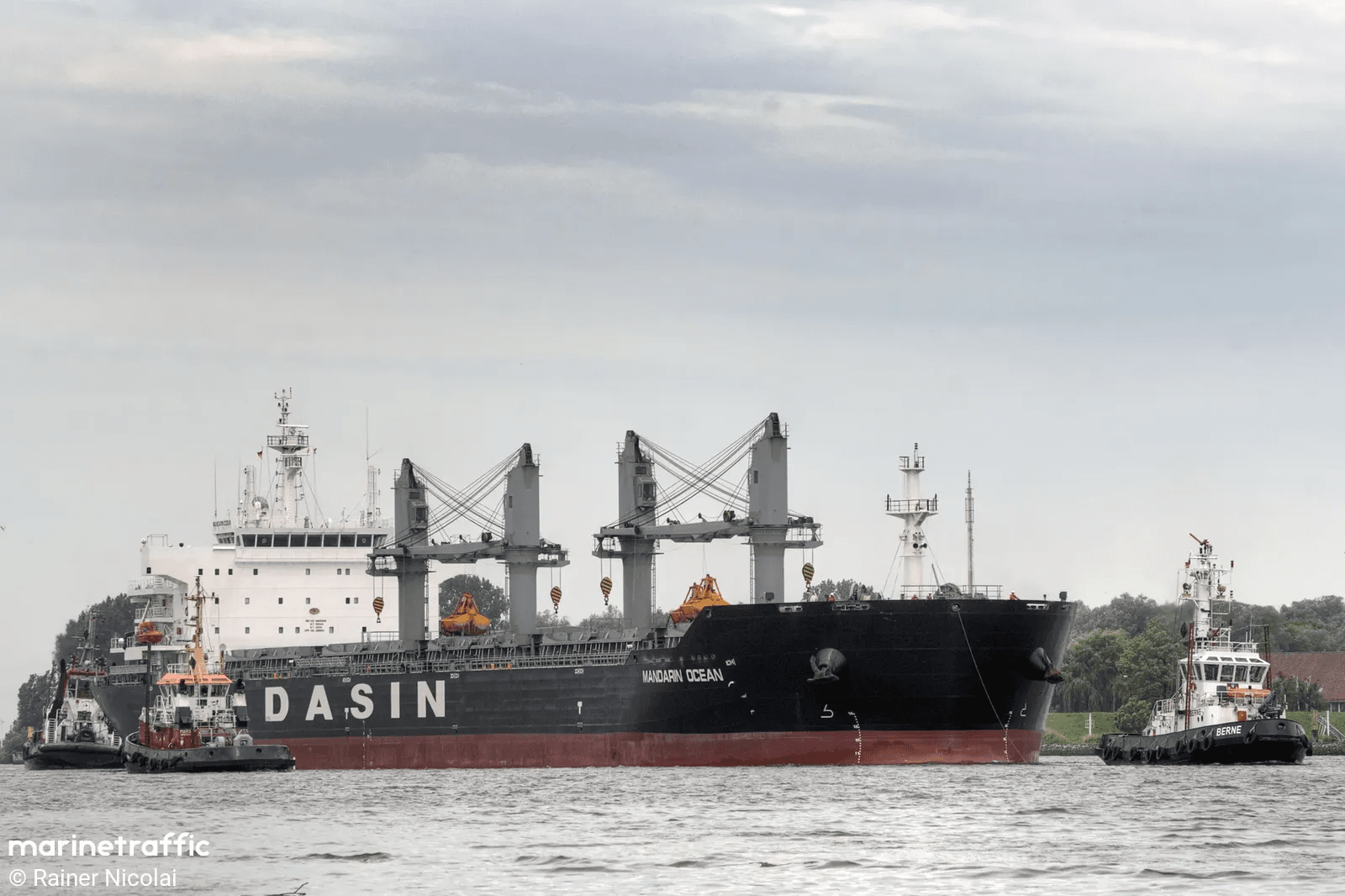 Vessel LFG AFFLUENCE lost power in Santos.