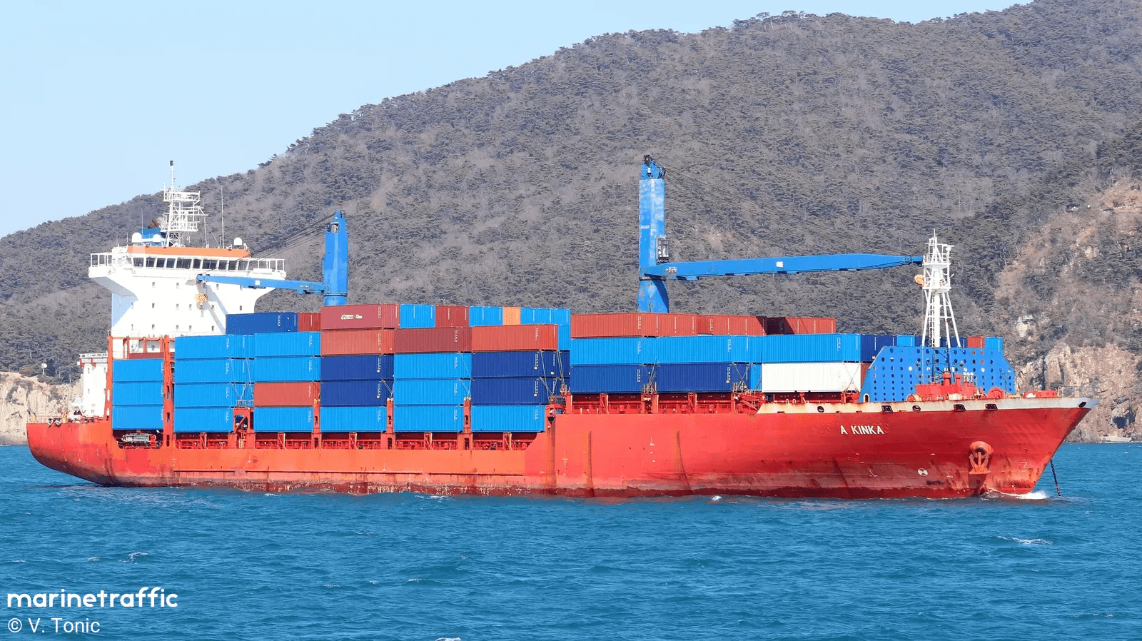 El buque MAERSK VALPARAISO colisionó con un buque en aguas de Nigeria.