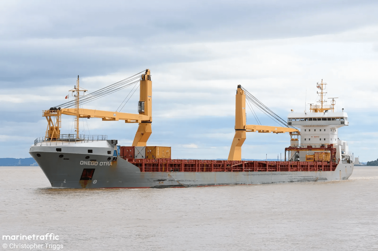 Navio ONEGO OTRA reflutuado após cerca de 4 semanas encalhado em águas canadenses.