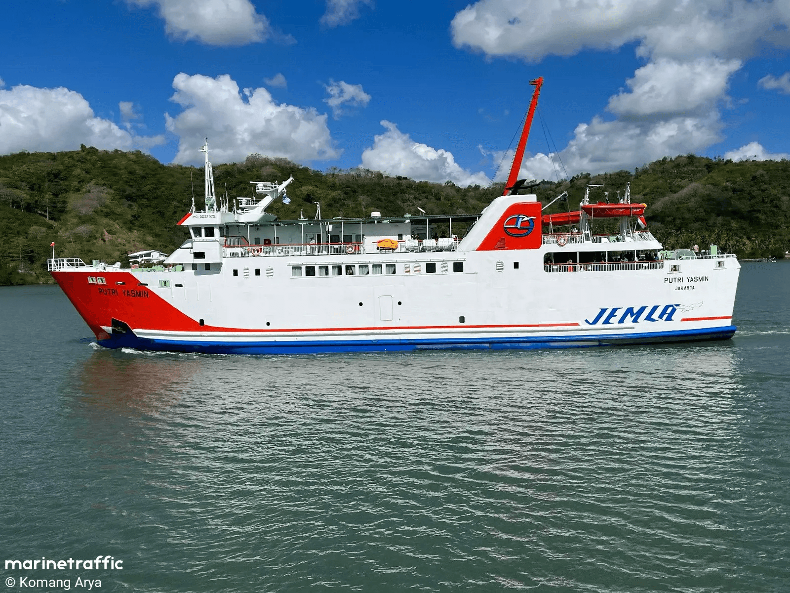 Ferry PUTRI YASMIN caught fire in Indonesian water.
