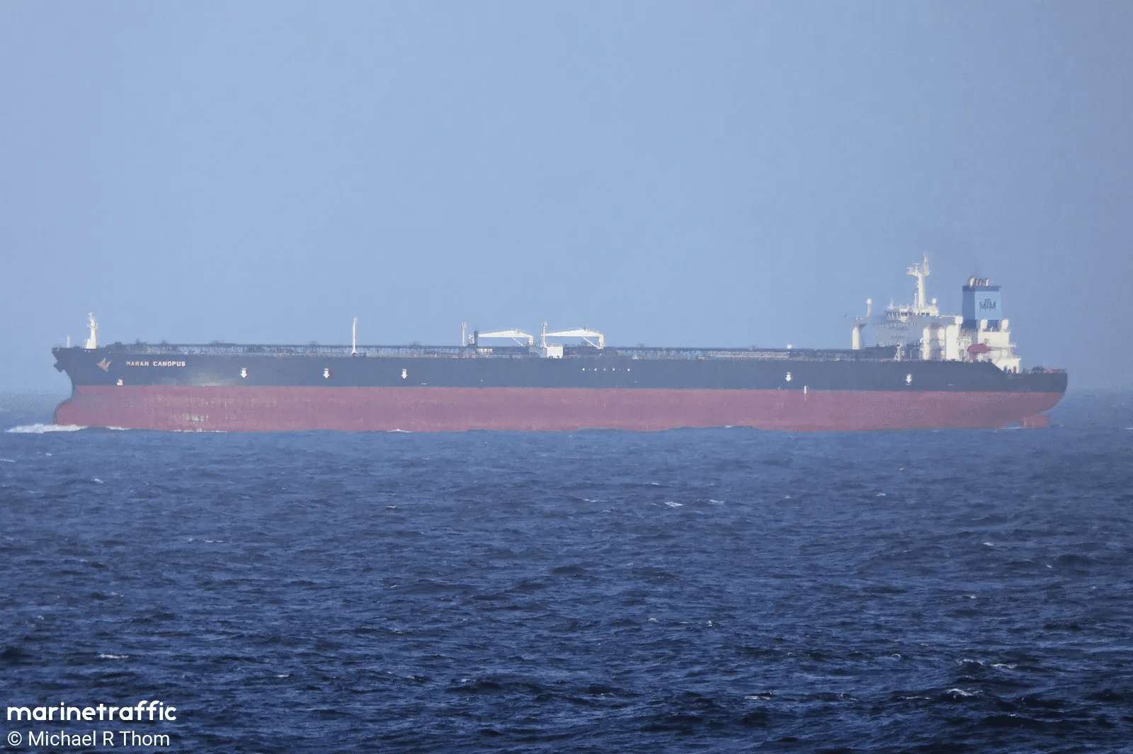 El buque SANMAR HERALD llegó a la India tras un encuentro hostil en el Estrecho de Ormuz.