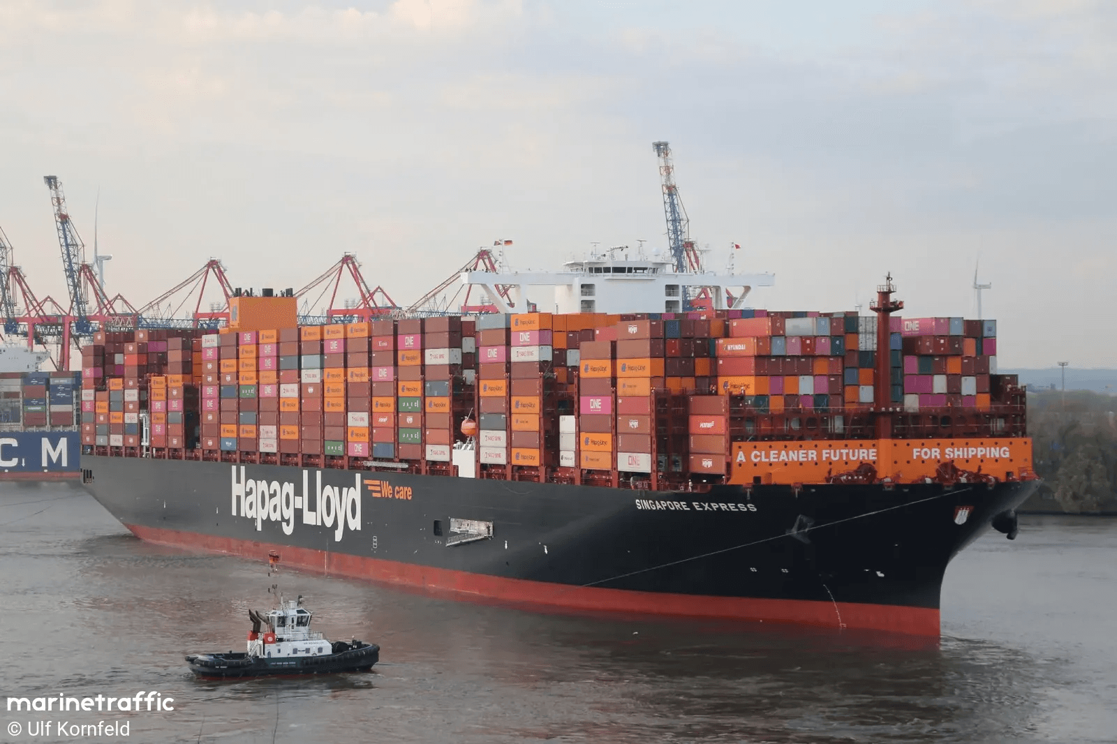 El buque SINGAPORE EXPRESS y un arrastrero colisionaron frente a la costa holandesa.