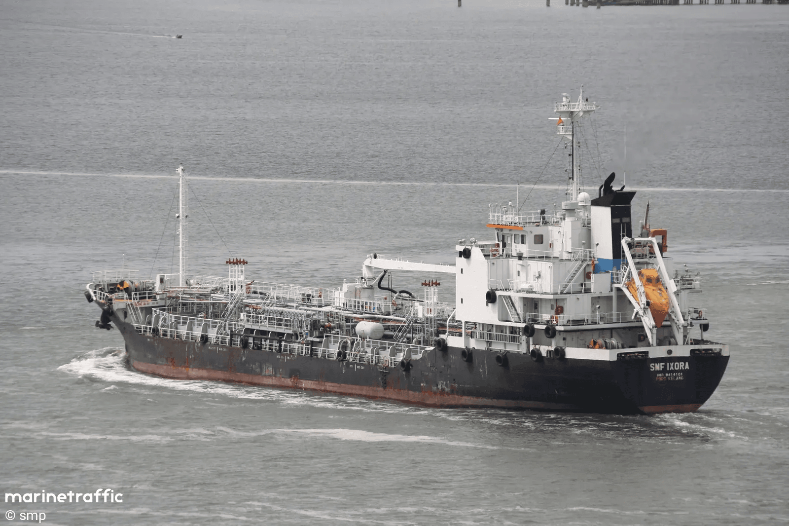 O petroleiro SMF IXORA atingiu a ponte na Malásia.